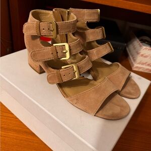 adrienne vittadini nude strappy sandal with three buckles size 7